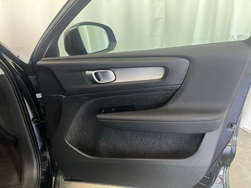 Used 2022 Volvo XC40 T5 Momentum image 11