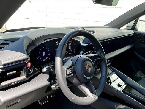 Certified 2025 Porsche Macan Electric image 4