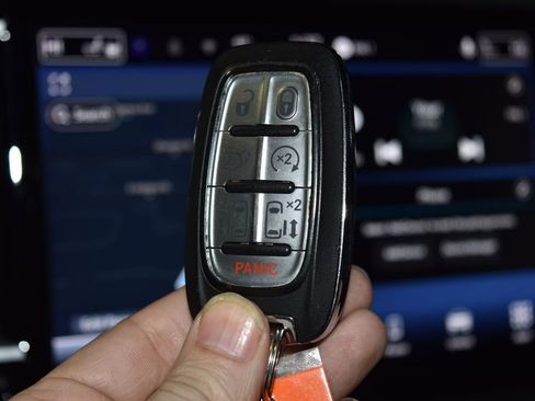 Used 2025 Chrysler Pacifica Limited image 18