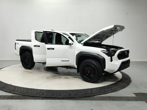 Used 2024 Toyota Tacoma TRD Off-Road w/ TRD Off Road Upgrade Package AWD/4WD image 10