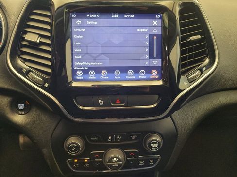 Used 2019 Jeep Cherokee Limited image 25