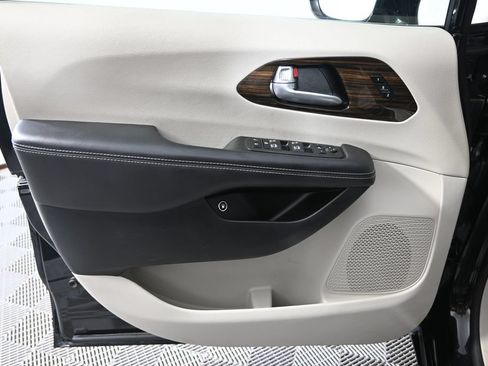 Used 2023 Chrysler Pacifica Limited FWD image 19