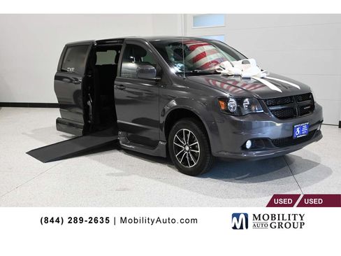 Used 2019 Dodge Grand Caravan SXT w/ Blacktop Package FWD image 1