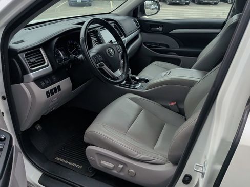 Used 2017 Toyota Highlander AWD V6 image 16