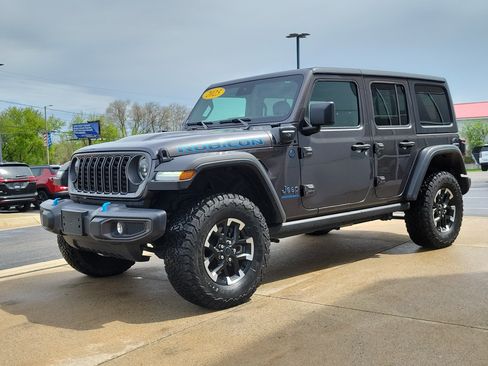 Used 2025 Jeep Wrangler Unlimited Rubicon 4xe w/ Convenience Group AWD/4WD image 2