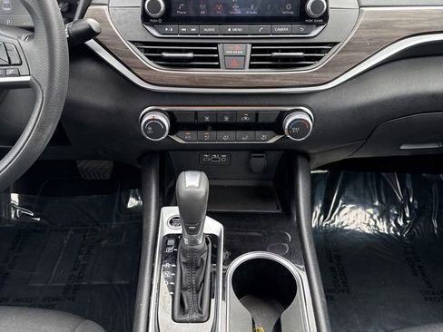Used 2024 Nissan Altima 2.5 SV FWD image 12