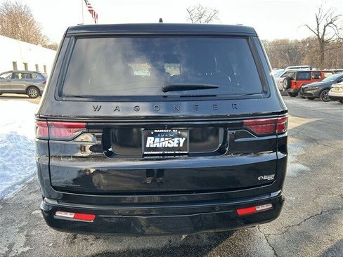 Used 2023 Jeep Wagoneer 4WD image 27