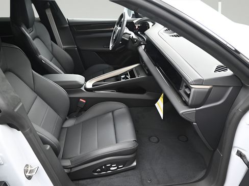 Certified 2025 Porsche Macan Turbo Electric AWD/4WD image 12