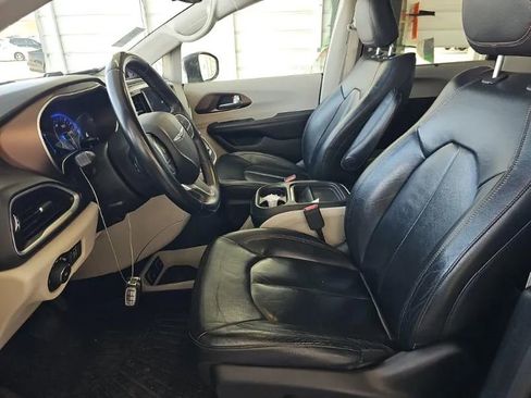 Used 2017 Chrysler Pacifica Touring-L w/ Tire & Wheel Group image 9