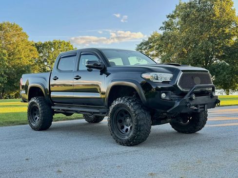 Used 2017 Toyota Tacoma TRD Off-Road w/ Tow Package (A/T) AWD/4WD image 5