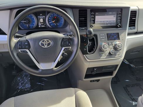 Used 2020 Toyota Sienna L w/ Carpet Mat Package FWD image 4