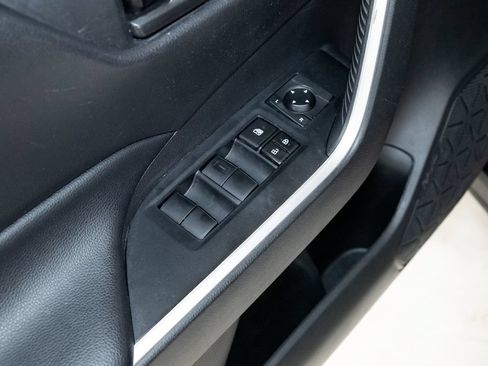 Used 2020 Toyota RAV4 LE FWD image 10