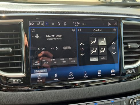Used 2024 Chrysler Pacifica Touring-L FWD image 19