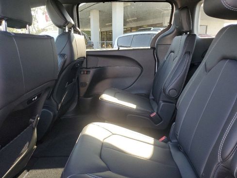 Used 2025 Chrysler Pacifica Select FWD image 8
