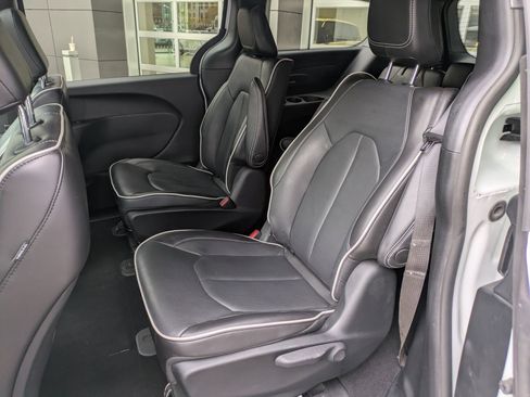 Used 2023 Chrysler Pacifica Limited w/ S Appearance Package image 29