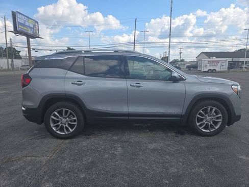 Used 2024 GMC Terrain SLT w/ Tech Package FWD image 9