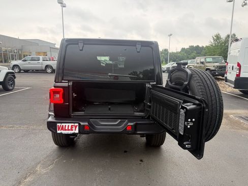 Used 2025 Jeep Wrangler Unlimited Sahara w/ Safety Group AWD/4WD image 45