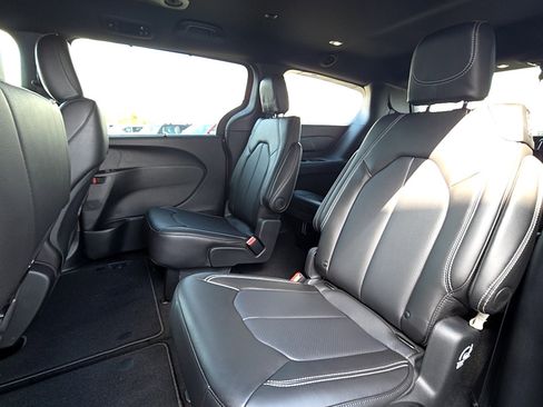 New 2026 Chrysler Pacifica Select image 10
