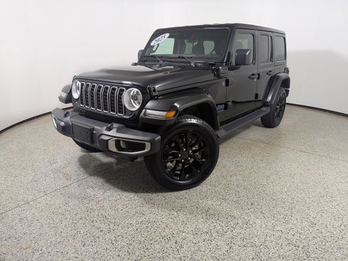 Used 2025 Jeep Wrangler Unlimited Sahara AWD/4WD image 24