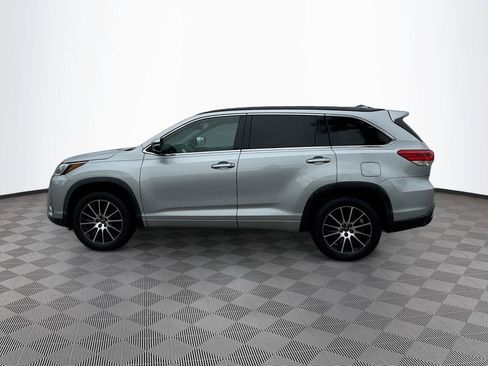 Used 2018 Toyota Highlander SE image 7