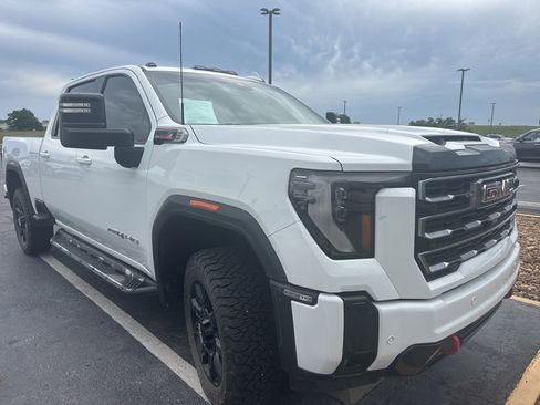 Used 2025 GMC Sierra 2500 AT4 AWD/4WD image 3