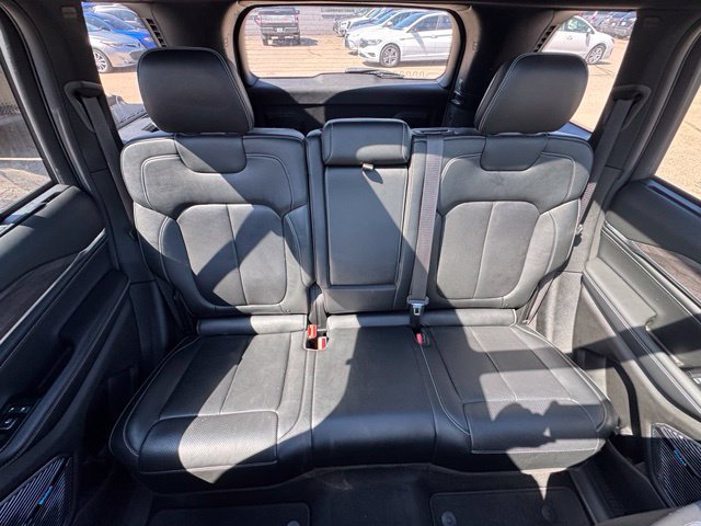 Used 2022 Jeep Grand Cherokee Overland w/ Luxury Tech Group IV AWD/4WD image 15