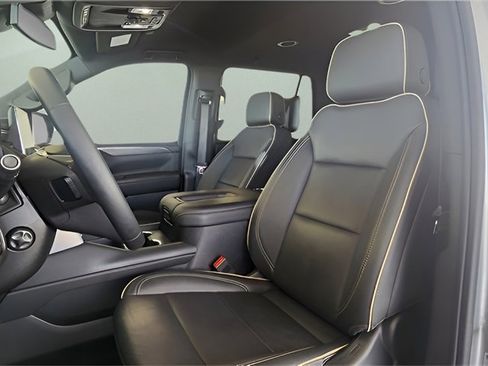 Used 2024 GMC Yukon SLT w/ SLT Luxury Package image 13