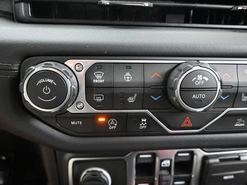 Used 2025 Jeep Gladiator Rubicon w/ Convenience Group AWD/4WD image 30