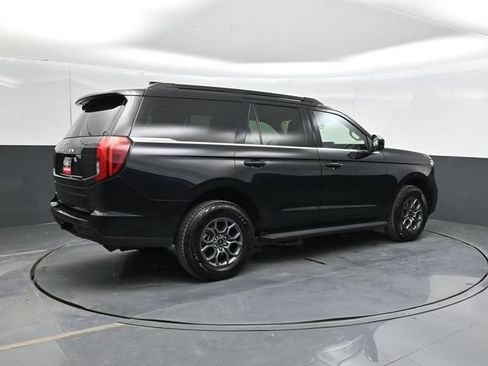 Used 2025 Ford Expedition Active RWD image 3