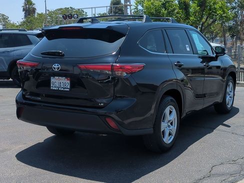 Used 2023 Toyota Highlander LE FWD image 6