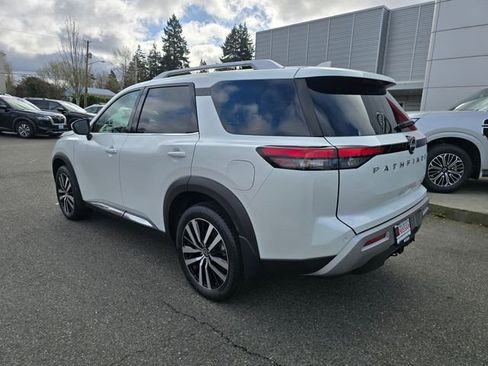 Used 2025 Nissan Pathfinder Platinum image 9
