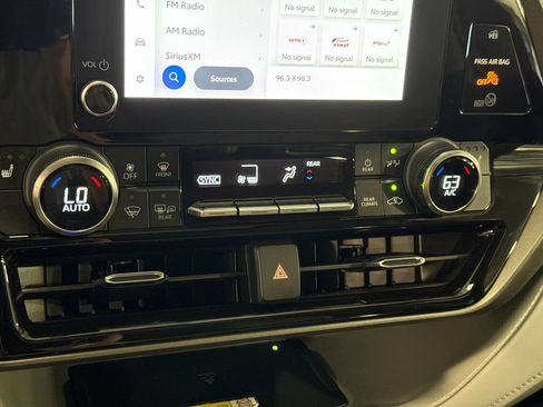 Used 2023 Toyota Highlander XLE AWD/4WD image 17