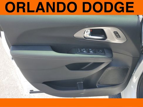 New 2026 Chrysler Pacifica Select image 9