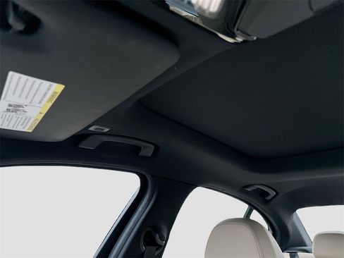 Used 2023 BMW 330i Sedan w/ Premium Package image 14