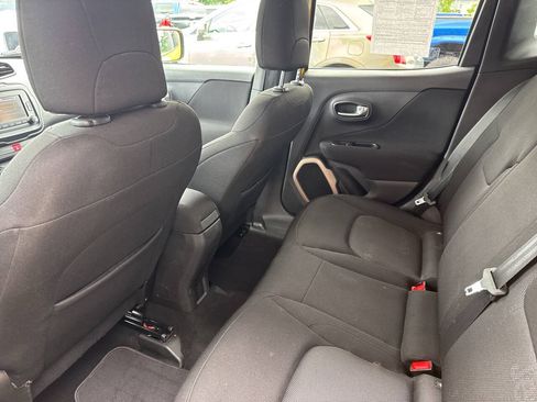 Used 2017 Jeep Renegade Latitude AWD/4WD image 18