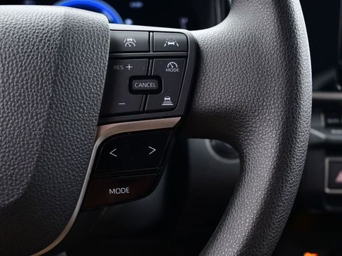 Used 2025 Toyota Camry LE w/ Convenience Package image 19