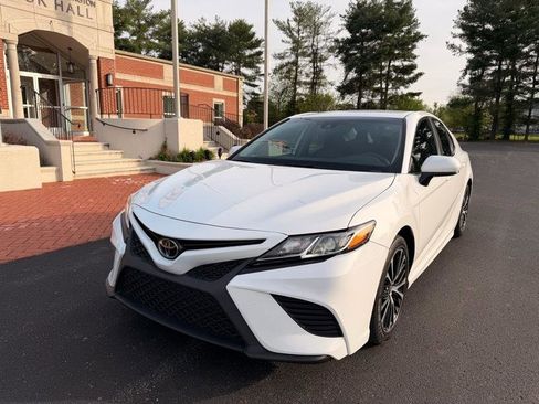 Used 2020 Toyota Camry SE FWD image 2