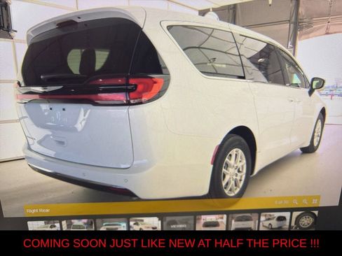 Used 2025 Chrysler Pacifica Select FWD image 5