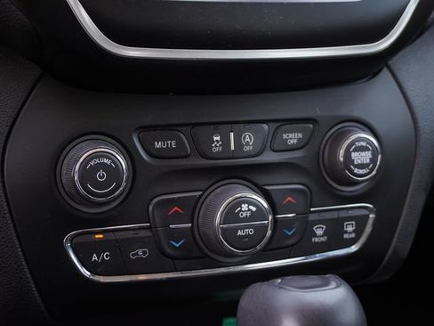 Used 2019 Jeep Cherokee Latitude Plus w/ Comfort/Convenience Group FWD image 18