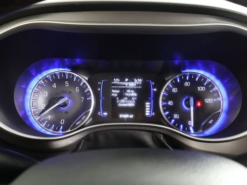 Used 2020 Chrysler Pacifica Touring-L FWD image 40