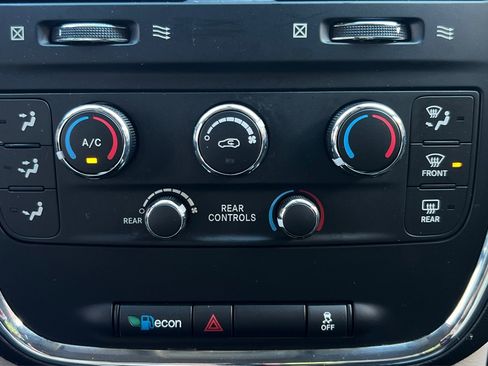 Used 2019 Dodge Grand Caravan SE w/ UConnect Hands-Free Group FWD image 25