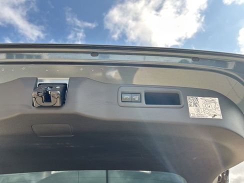 Used 2024 Toyota Venza XLE image 11