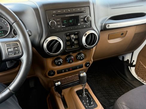 Used 2014 Jeep Wrangler Unlimited Sahara w/ Connectivity Group AWD/4WD image 13