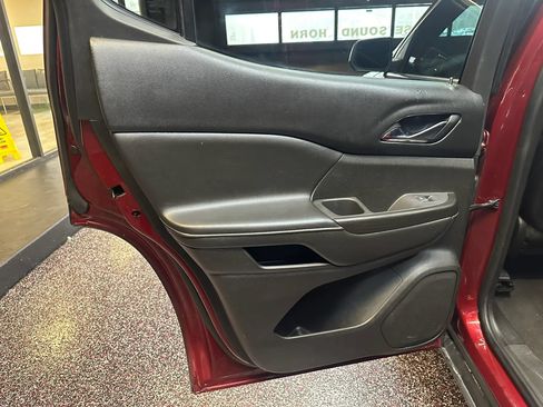 Used 2017 GMC Acadia SLT FWD image 19