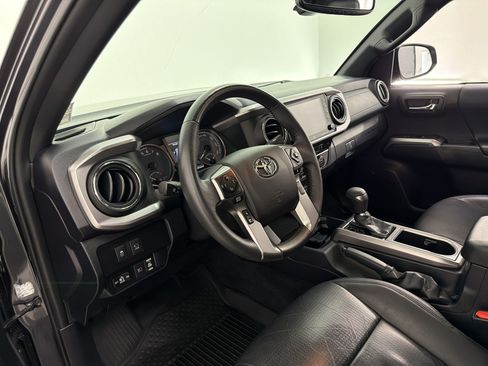 Used 2021 Toyota Tacoma Limited RWD image 4