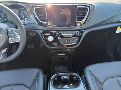 New 2026 Chrysler Pacifica Select image 10