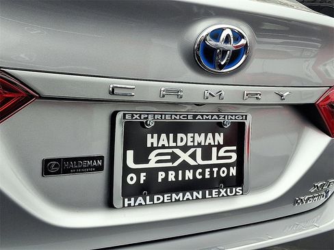 Used 2020 Toyota Camry XLE w/ Sunroof Package image 26