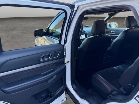 Used 2018 Ford Explorer XLT w/ Equipment Group 202A AWD/4WD image 14