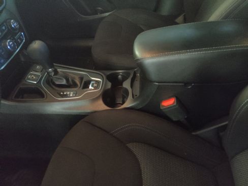 Used 2021 Jeep Cherokee Latitude w/ Mopar Interior Package FWD image 26