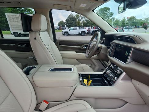 Used 2024 GMC Yukon Denali AWD/4WD image 8
